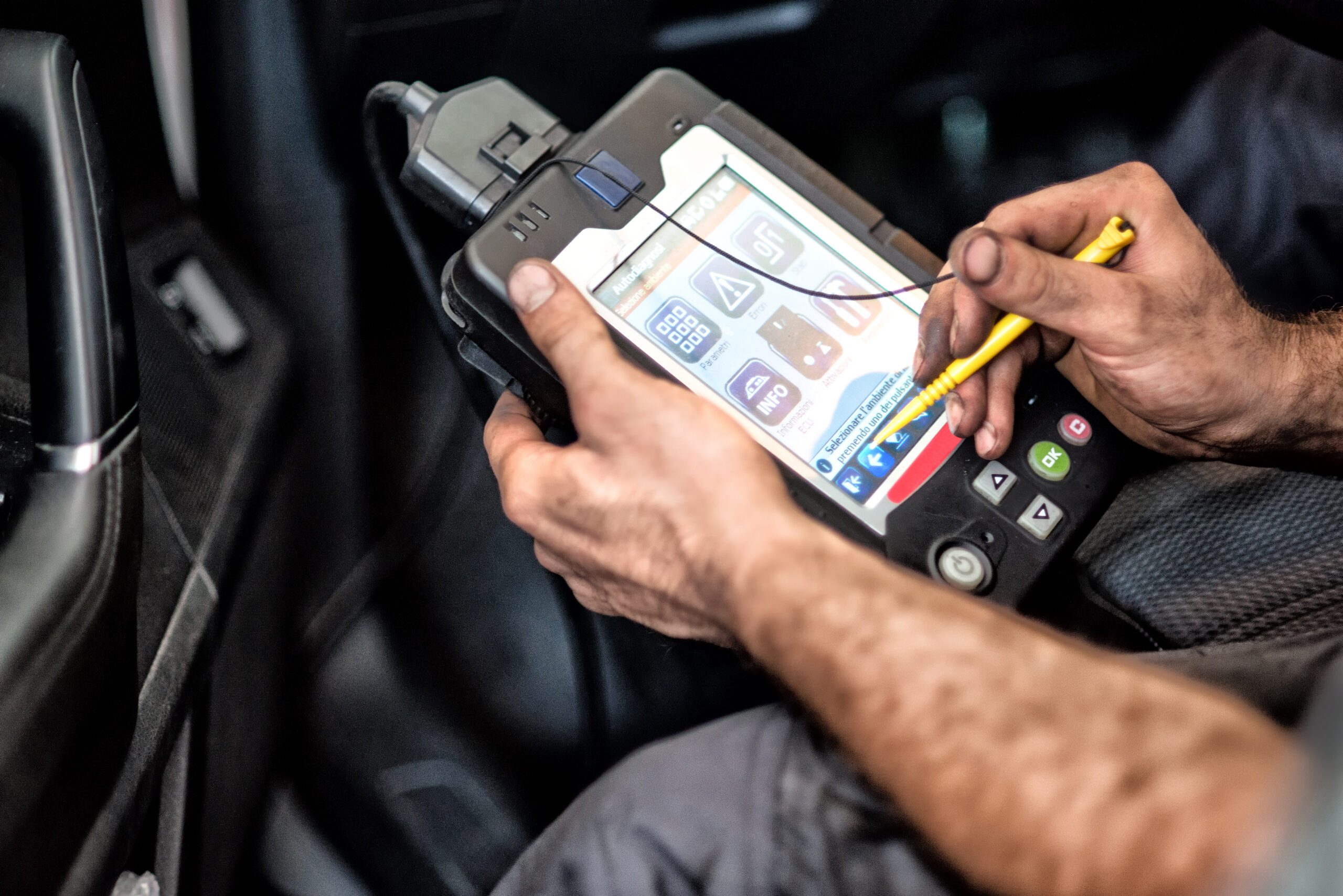 Électronicien auto compétent